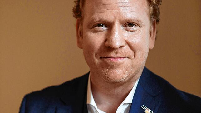 Daniel Hope, 47, zählt zu den renommiertesten Geigern unserer Zeit. Schon in jungen Jahren trat er gemeinsam mit Yehudi Menuhin auf. ...