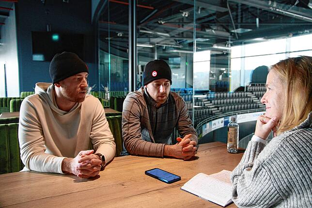 Tyson (links) und Tylor Spink im Gespräch mit Mitarbeiterin Tina Fröhlich