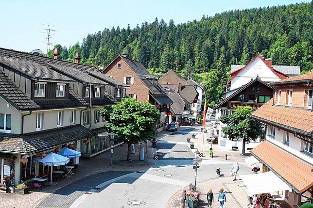 Die Todtmooser Hauptstraße mit Einzelhandelsgeschäften und Gastronomie lädt zum Bummeln ein.