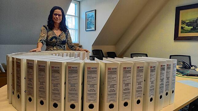 Ramona Bartsch vom Bauamt Laufenburg präsentiert die 29 Ordner, die die Unterlagen zum Ausbau und zur Elektrifizierung der Hochrheinbahn ...