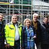 Vor der Baustelle: Oberbürgermeister Martin Gruner, Projektleiter Besnik Istrefi, Beigeordnete Petra Dorfmeister, die Architekten Jürgen ...