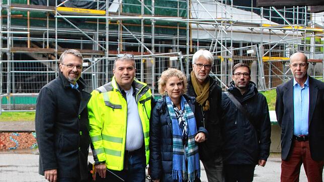 Vor der Baustelle: Oberbürgermeister Martin Gruner, Projektleiter Besnik Istrefi, Beigeordnete Petra Dorfmeister, die Architekten Jürgen ...