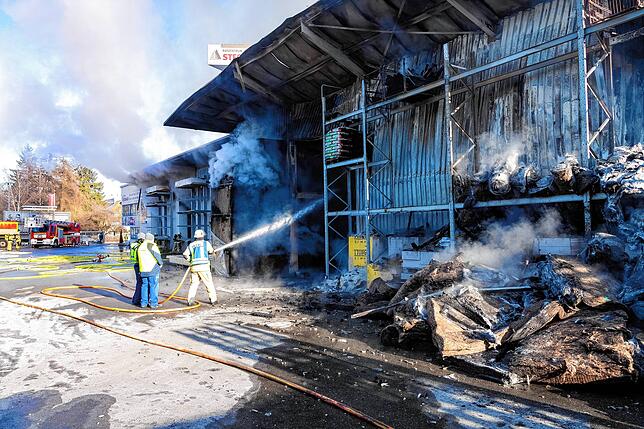 Der Brand bricht kurz nach 9.30 Uhr in der Lagerhalle eines Baustoffhändlers aus.