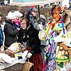 Ein herrliches Bild: Die Hansel und Gretle der Narrenzunft Frohsinn in der Stadt. Hier Narrenblatt-Mitverantwortliche Lucia Fricker.