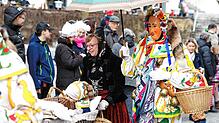 Ein herrliches Bild: Die Hansel und Gretle der Narrenzunft Frohsinn in der Stadt. Hier Narrenblatt-Mitverantwortliche Lucia Fricker.