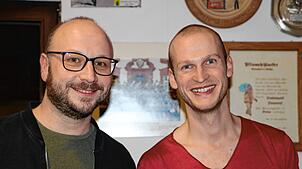 Ein Foto von Januar, die Freude groß: Stadtmusikvorsitzender Felix Schüle (links) freut sich auf die Zusammenarbeit mit Dirigent Julian ...