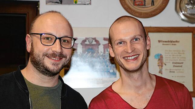 Ein Foto von Januar, die Freude groß: Stadtmusikvorsitzender Felix Schüle (links) freut sich auf die Zusammenarbeit mit Dirigent Julian ...