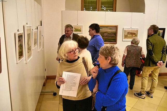 Die alten Stadtansichten von Meßkirch stoßen bei der Eröffnung der Ausstellung im Turmzimmer des Schlosses auf großes Interesse.