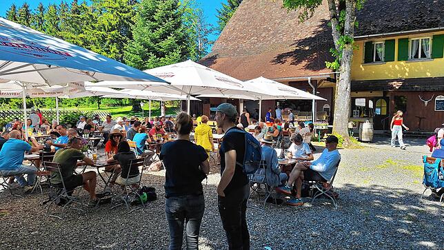 Am 1. Mai war der Biergarten gut besucht. Trotz der neu eingeführten Selbstbedienung mit der längeren Wartezeit waren die Gäste in aller ...