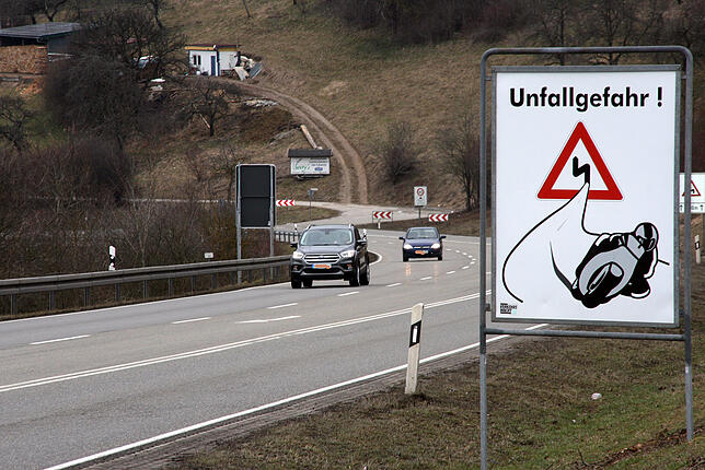Am Randenabstieg der B 314, hier mit Blick auf die unfallträchtige Sonnenhofkurve, wie auch zu Beginn des Randenaufstiegs weist ...