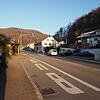 Bisher gibt es nur eine Haltestelle, an der die Buslinien 7307 und 7304 halten: Wie hier am &bdquo;Adler&ldquo; sollen sie auch beim ...