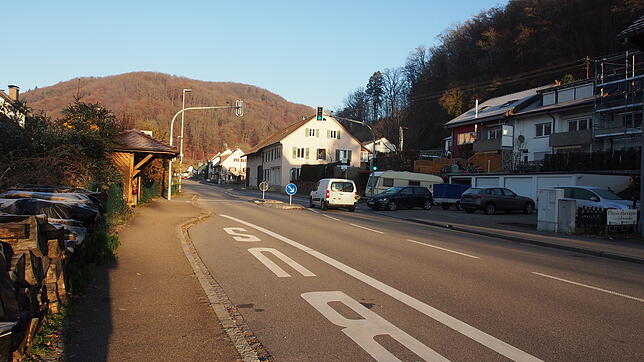 Bisher gibt es nur eine Haltestelle, an der die Buslinien 7307 und 7304 halten: Wie hier am &bdquo;Adler&ldquo; sollen sie auch beim ...