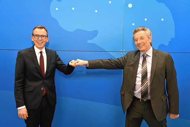 Glückwünsche zu Zeiten von Corona: Statt der Hand reichen sich Landrat Sven Hinterseh (links) EX-Landrat Karl Heim die Faust.