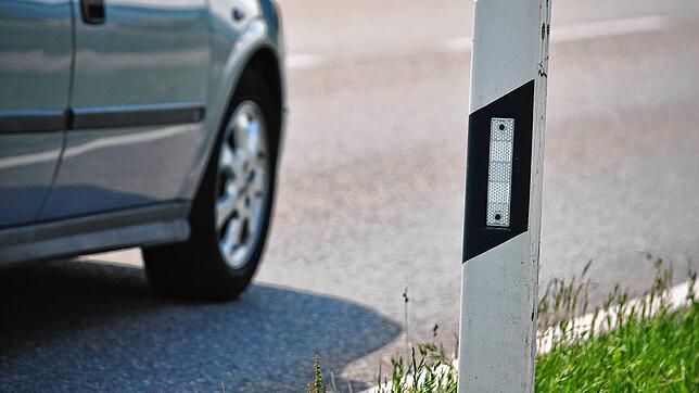 Ein Leitpfosten mit einem vorbei fahrenden Auto. Laut Statistik der Straßenverkehrszentrale Baden-Württemberg ging auch am Hochrhein ...