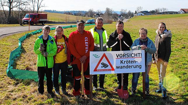 Mika Heitz, Sabine Euler, Klaus Bächle, Reinhard Huber, Rudolf Beutler, Martina Bächle und Lia Willenbrock haben einen Krötenzaun ...