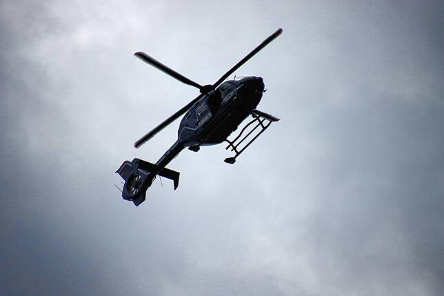 Ein Hubschrauber der Bundespolizei ist im Einsatz, um das Geschehen aus der Luft zu dokumentieren.