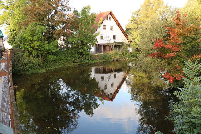 Breit und gemächlich fließt die Breg oberhalb der Brücke. Dieses idylllische Bild bleibt Autofahrern die Brücke befahren, verwehrt.