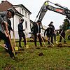Mitglieder des Stiftungsrates beim offiziellen Spatenstich für das neue Gesundheitszentrum in Stein.