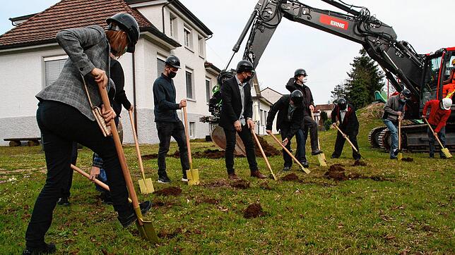 Mitglieder des Stiftungsrates beim offiziellen Spatenstich für das neue Gesundheitszentrum in Stein.