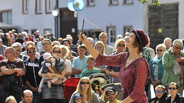 Der Bräunlinger Straßenmusiksonntag fand 2018 das letzte Mal vor der Pandemie statt. Hier unterhält Maria die Gauklertochter auf einer ...
