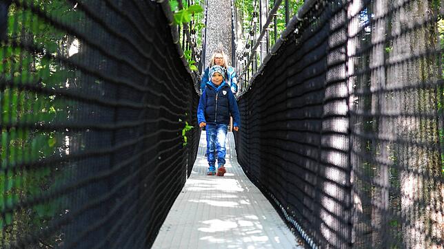 Die ersten Gäste am Eröffnungstag des Treewalks auf dem Affenberg Salem: Jonas und Aline Stückler.