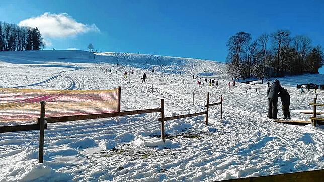 Seit dem Wochenende ist der Haldenlift bei Wintersulgen wieder in Betrieb. Ein echtes Weihnachtsgeschenk für Ski- und Rodelfreunde.