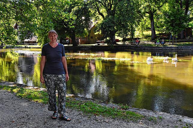 Martina Gommeringer liebt es, die Aachquelle zu bsuchen, besonders angetan hat es ihr aktuell der Nachwuchs bei den Schwänen.