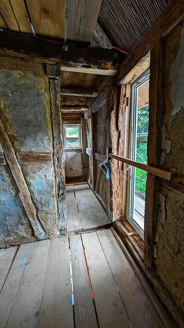 Juni 2024: Ein schmaler Durchgang im Obergeschoss, wo früher die Toilette war. Das Holz ist inzwischen gerichtet.