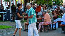 Essen, sich unterhalten, tanzen – das soll man bei „St. Blasien tanzt“ am kommenden Samstag, 6. Juli, im Kurgarten. Bild: Sebastian Barthmes