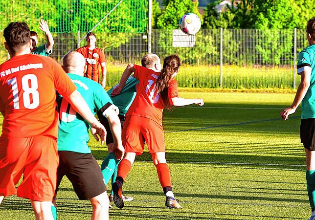 Bild 10: Mira Franzen spielt Fußball bei den Männern des FC 08 Bad Säckingen II – wir haben Fotos!