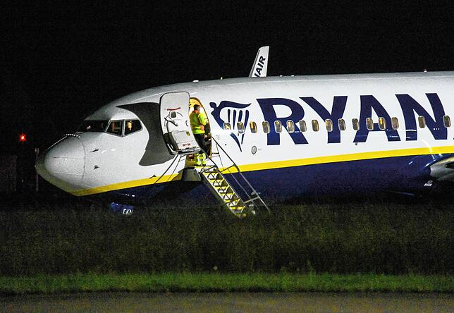 Der Ryanair-Flieger auf dem Vorfeld am Flughafen Memmingen. Bei den Turbulenzen gab es mehrere Verletzte an Bord.