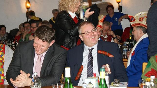 Trotz schwerer Vorfürfe und einem harten Urteil konnte Bürgermeister Alexander Guhl (rechts) am Ende doch noch lachen, ebenso wie der ...