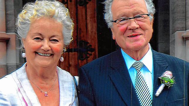 Franz Schuhmacher, hier mit seiner Frau Hilde bei der Goldenen Hochzeit im August 2014, hält den Menschen die Treue. Bild: Kurt Glückler