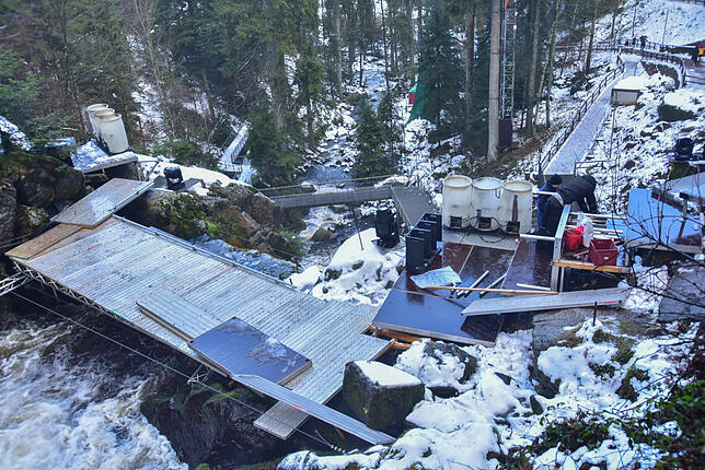 So sieht der Arbeitsplatz von Saraph alias Hannes Schwarz bei Tag aus. Auf diesem schmalen Steg, der mitten auf dem Wasserfall befestigt ...
