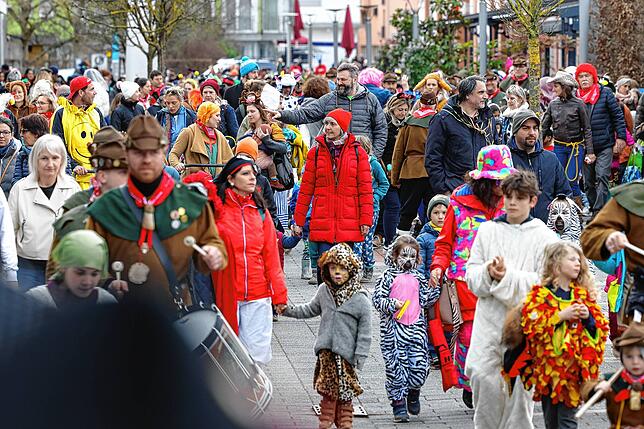 Bild 3: Die schönsten Bilder vom Narrenumzügle und Stellen des Kindernarrenbaums am seemax
