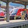 Feuerwehr, Polizei und DRK sind wegen eines qualmenden Zugs im Waldshuter Bahnhof im Einsatz.