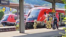 Feuerwehr, Polizei und DRK sind wegen eines qualmenden Zugs im Waldshuter Bahnhof im Einsatz.