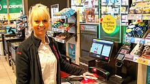 In der Donaueschinger Rewe-Filiale gibt es seit August 2024 vier Selbstbedienungskassen. Petra Chladek vom Rewe in Donaueschingen zeigt, ...