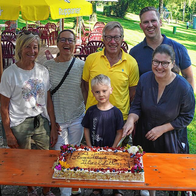 Ortsvorsteherin Dorothea Maier-Zepf (von rechts), BGK-Geschäftsführer Julian Meser, Ortschaftsrat Roland Ballier, Bennett Meser und die ...