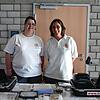 Annette Spicker (links) und Christa Riffler vom Ortsverein Stockach gehören zu denen, die die Spender begrüßen und ihnen die ...