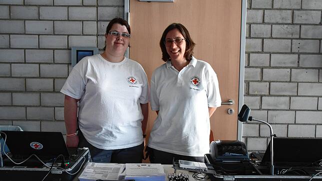 Annette Spicker (links) und Christa Riffler vom Ortsverein Stockach gehören zu denen, die die Spender begrüßen und ihnen die ...