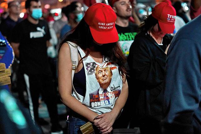 Anhänger von US-Präsident Trump beten in Phoenix während einer Demonstration vor dem Maricopa County Recorders Office