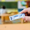 Drei Tests machen Schüler im Moment pro Woche. Die Testpflicht wurde nun bis Ostern verlängert. Gibt es einen positiven Fall in der ...