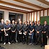 Eingerahmt von Kommandant Stefan Kienzler (links) und dem stellvertretenden Kommandanten Thomas Schleicher (rechts) die Beförderten (von ...
