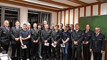 Eingerahmt von Kommandant Stefan Kienzler (links) und dem stellvertretenden Kommandanten Thomas Schleicher (rechts) die Beförderten (von ...