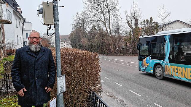 Karl-Heinz Bieser vor seiner Messanlage an der Schnetzenhauser Straße.
