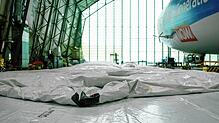 Was aussieht wie eine Zeltplane, ist die Hülle des neue Zeppelins. Der schwarze Punkt markiert das Endstück.
