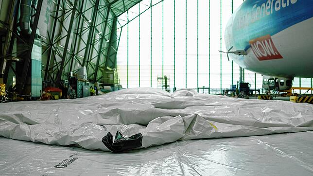 Was aussieht wie eine Zeltplane, ist die Hülle des neue Zeppelins. Der schwarze Punkt markiert das Endstück.