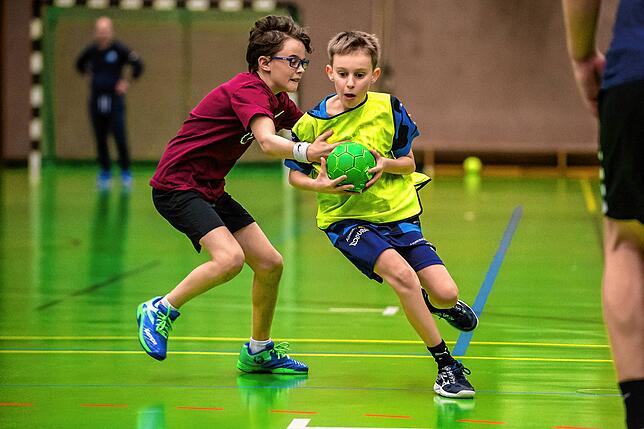 Einsatz: Samuel Busch setzt sich im Training der HC Lauchringen D-Jugend gegen den Teamkollegen durch.