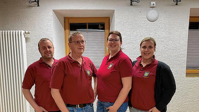 Bernd Meier (von links), Ulrich Schwörer, Viktoria Wolf und Simone Keller werden bei der Hauptversammlung für ihr langjähriges ...